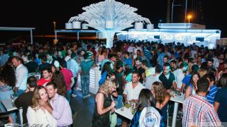 Υπέροχες καλοκαιρινές στιγμές στο Yacht club, στο λιμάνι.
