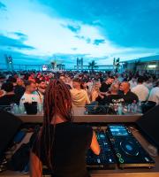 Το NOA Rooftop καλωσόρισε το καλοκαίρι με την Jane Ryse!