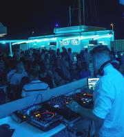 Το Yacht club έχει την ταράτσα που θέλεις να περάσεις το καλοκαίρι σου!