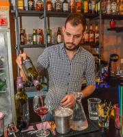 Τρελό ΟΠΕΝΙΝΓΚ πάρτυ στο "Ποτοπωλείο Χυμείο", στον πεζόδρομο ταχυδρομείου