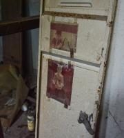 Σε αποδυτήρια μέσα στο νοσοκομείο, με διάσπαρτα δελτία υγείας αθλητών