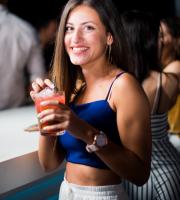 Πήραμε μια νυχτερινή ανάσα δροσιάς και... διασκέδασης στην πιο hot ταράτσα της πόλης, στο Yacht club