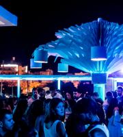 Πήραμε μια νυχτερινή ανάσα δροσιάς και... διασκέδασης στην πιο hot ταράτσα της πόλης, στο Yacht club