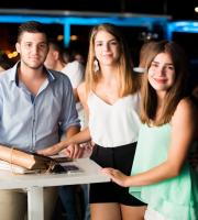 Πήραμε μια νυχτερινή ανάσα δροσιάς και... διασκέδασης στην πιο hot ταράτσα της πόλης, στο Yacht club