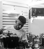 Πήραμε μια νυχτερινή ανάσα δροσιάς και... διασκέδασης στην πιο hot ταράτσα της πόλης, στο Yacht club