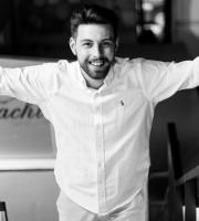 Το Yacht Club "δροσίζει" τις Παρασκευές μας - Ατελείωτη διασκέδαση μέχρι πρωίας