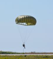 Επίδειξη ρίψης αλεξιπτωτιστών στον αερολιμένα "Δημόκριτος".
