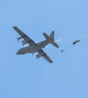 Επίδειξη ρίψης αλεξιπτωτιστών στον αερολιμένα "Δημόκριτος".