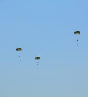 Επίδειξη ρίψης αλεξιπτωτιστών στον αερολιμένα "Δημόκριτος".