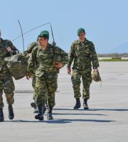 Επίδειξη ρίψης αλεξιπτωτιστών στον αερολιμένα "Δημόκριτος".