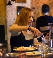 Μεγαλύτερο, ανανεωμένο και πιο όμορφο από ποτέ το εναλλακτικό καφενείο Ουτοπία