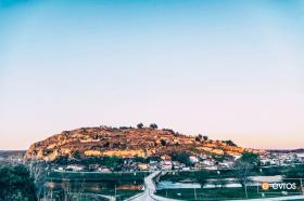 Στο Διδυμότειχο κοιτώντας το θρυλικό κάστρο των Διδύμων Τειχών, στο λόφο Καλέ.