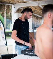 Ο dj Ison σε ένα εκρηκτικό πάρτι με πολύ κέφι στο Yasu beach bar 