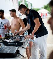 Ο dj Ison σε ένα εκρηκτικό πάρτι με πολύ κέφι στο Yasu beach bar 