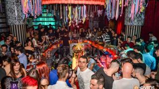 Παρασκευή βράδυ στο Prive club και η διασκέδαση χτυπάει 'κόκκινο'.
