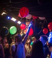 "One Year Anniversary Party" στο Room 6.