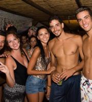 Δυνατό το τρίτο, και τελευταίο για τη σαιζόν, "άχαστο" πάρτυ του Chris Papa στο Yasu Beach Bar.