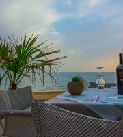 Στο εστιατόριο με θέα το Θρακικό πέλαγος