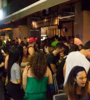 Πήγαμε στο κυριολεκτικά γεμάτο Opening Party του Room 6.