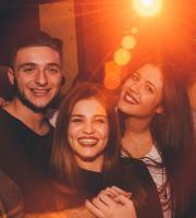 Διασκέδαση μέχρι τελικής πτώσης στο "Greek me up" party του Room 6 