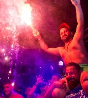 Yasu beach bar: Η νύχτα έγινε... μέρα με το δίδυμο φωτιά Junior Pappa & Antonio