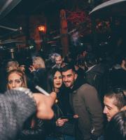 "ΤΣΙΚΟΝΟΠΕΜΠΤING" στον πεζόδρομο του ταχυδρομείου και η διασκέδαση στο ζενίθ