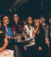 Χρώμα, κέφι και πολύ χορός στο μασκέ πάρτυ του SoHo