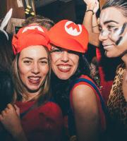 Χρώμα, κέφι και πολύ χορός στο μασκέ πάρτυ του SoHo