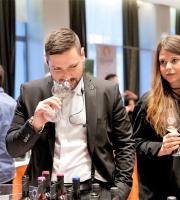 Γιώργος Τουρατζής καθώς δοκιμάζει ένα από τα 200 κρασιά