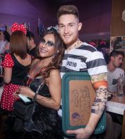 Τα... "έσπασε" το πάρτι μασκέ στο Soho Absolutely Fabulous 