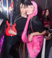 Τα... "έσπασε" το πάρτι μασκέ στο Soho Absolutely Fabulous 