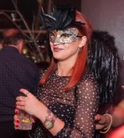 Τα... "έσπασε" το πάρτι μασκέ στο Soho Absolutely Fabulous 