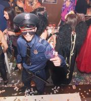 Τα... "έσπασε" το πάρτι μασκέ στο Soho Absolutely Fabulous 