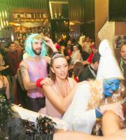 Τα... "έσπασε" το πάρτι μασκέ στο Soho Absolutely Fabulous 