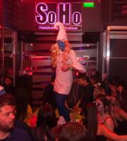 Τα... "έσπασε" το πάρτι μασκέ στο Soho Absolutely Fabulous 