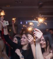 7 χρόνια ΝΟΑ cafe - bar: Πάρτι μέχρι πρωίας στο λιμάνι