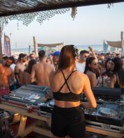 Στο YaSu beach bar and lounge τα "έσπασε" η Μαρία Αντωνά