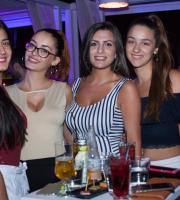 Καλοκαιρινή απόδραση στην ταράτσα του Yacht club