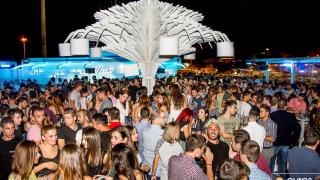 Τα Σαββατόβραδα είναι όμορφα πάνω στο Yacht Club.