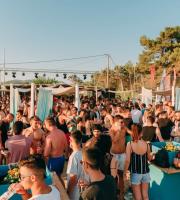 Τριανταφύλλου και Εchonomist στο super καλοκαιρινό πάρτυ του YaSu, στην Αγία Παρασκευή