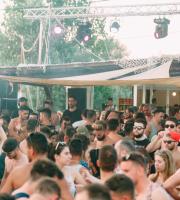 Τριανταφύλλου και Εchonomist στο super καλοκαιρινό πάρτυ του YaSu, στην Αγία Παρασκευή