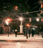 Κινηματογραφικά τοπία στην χιονισμένη Αλεξανδρούπολη τη νύχτα