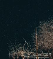 Κινηματογραφικά τοπία στην χιονισμένη Αλεξανδρούπολη τη νύχτα