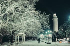 Κινηματογραφικά τοπία στην χιονισμένη πλατεία φάρου Αλεξανδρούπολης