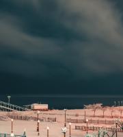 Κινηματογραφικά τοπία στην χιονισμένη Αλεξανδρούπολη τη νύχτα