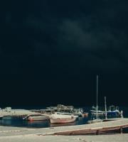 Κινηματογραφικά τοπία στην χιονισμένη Αλεξανδρούπολη τη νύχτα