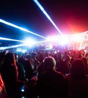 Ο LIVA K ξεσήκωσε το κοινό του Nama beach life experience!