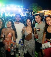 Ο μοναδικός Θοδωρής Φέρρης ξεσήκωσε τη παραλία του "Νãma Beach Life Experience"