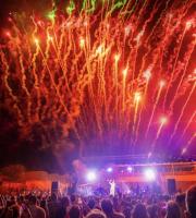 Ο μοναδικός Θοδωρής Φέρρης ξεσήκωσε τη παραλία του "Νãma Beach Life Experience"