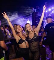 Ο μοναδικός Θοδωρής Φέρρης ξεσήκωσε τη παραλία του "Νãma Beach Life Experience"